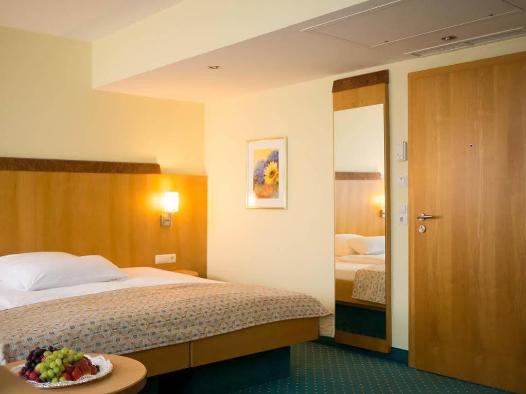 Kronenhotel Hotel 4*